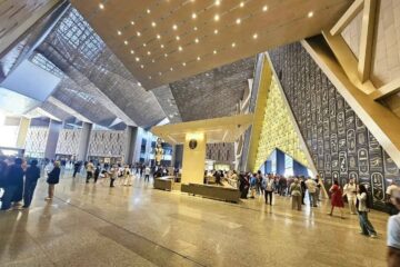 Rundreise Ägypten Kairo & Alexandria – 4 Tage 3 Besucher im GEM (Großes Ägyptisches Museum) während der Rundreise Ägypten Kairo Alexandria mit privatem Guide und modernem Transfer