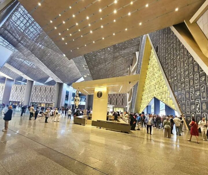 Besucher im GEM (Großes Ägyptisches Museum) während der Rundreise Ägypten Kairo Alexandria mit privatem Guide und modernem Transfer