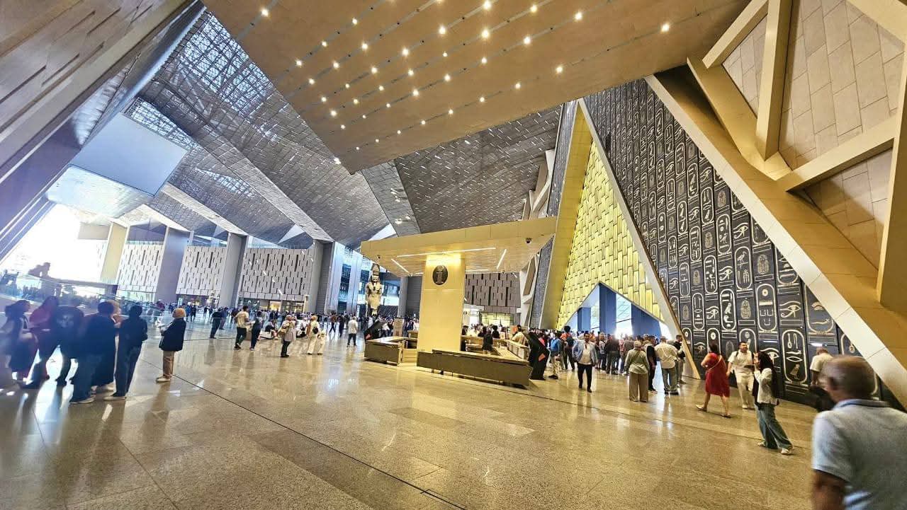 Rundreise Ägypten Kairo & Alexandria – 4 Tage 1 Besucher im GEM (Großes Ägyptisches Museum) während der Rundreise Ägypten Kairo Alexandria mit privatem Guide und modernem Transfer