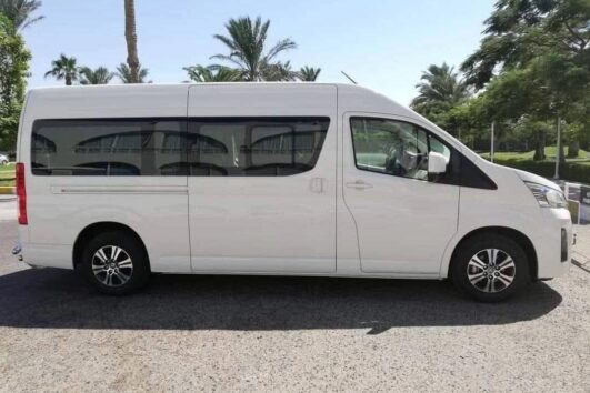 Privates Transferfahrzeug im Hotel in Kairo wartet auf Gäste für den Transfer Kairo Hurghada