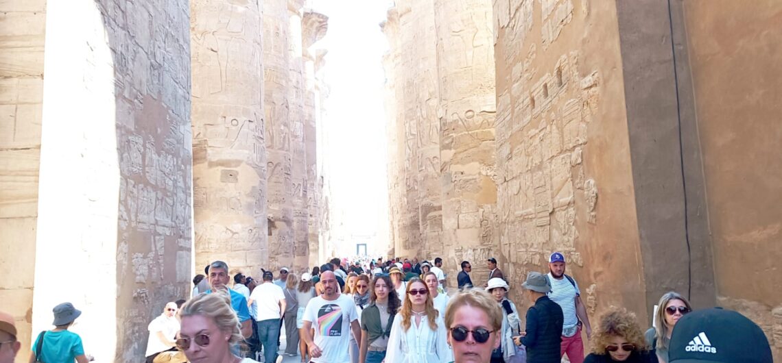Ausflüge Makadi Bay – Säulenhalle im Karnak Tempel während eines Tagesausflugs nach Luxor