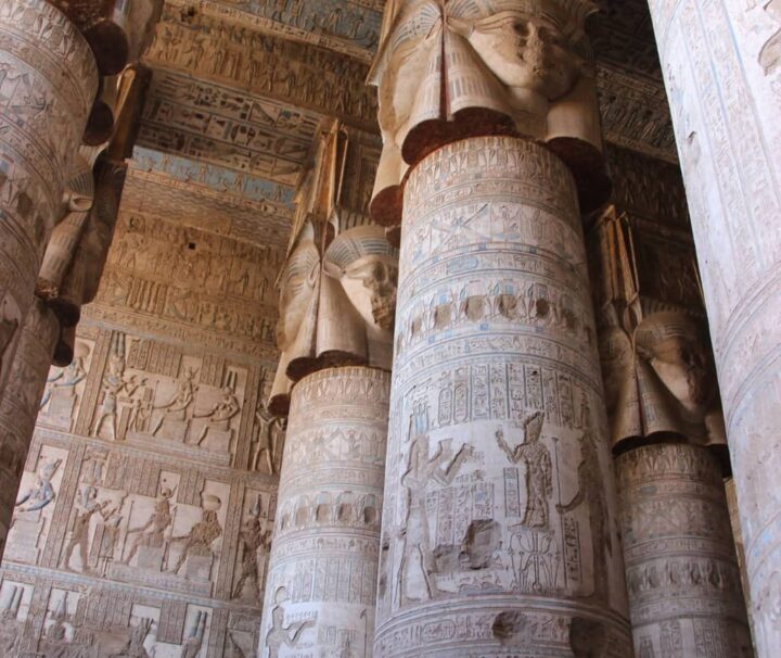 Säulenhalle im Tempel von Dendera bei Tagesusflug von Hurghada zum Dendera Tempel