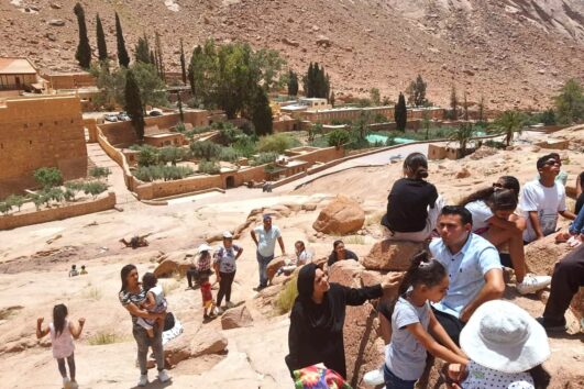 Transfer von Sharm El-Sheikh zum Katharinenkloster – Blick von oben auf das Kloster in den Bergen