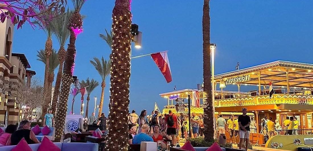 Port Ghalib Stadt – Ihr perfekter Urlaubsort in Marsa Alam 1 Café in der Port Ghalib Stadt mit Blick auf die Marina neben einem Hotel in Marsa Alam Ägypten