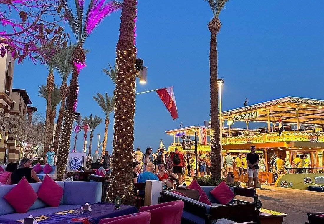 Café in der Port Ghalib Stadt mit Blick auf die Marina neben einem Hotel in Marsa Alam Ägypten