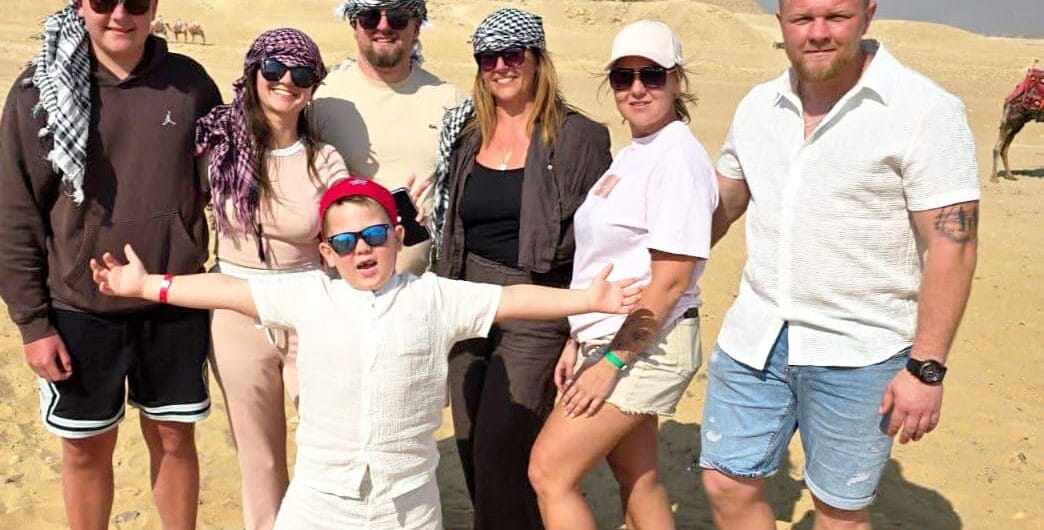 Sharm El Sheikh Ausflüge 1 Touristen genießen die Aussicht auf die Pyramiden von Gizeh – Sharm El Sheikh Ausflüge