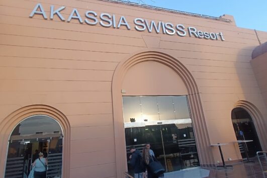 Eingang vom Hotel Akassia Swiss beim Privattransfer Flughafen zum Hotel Akassias Swiss