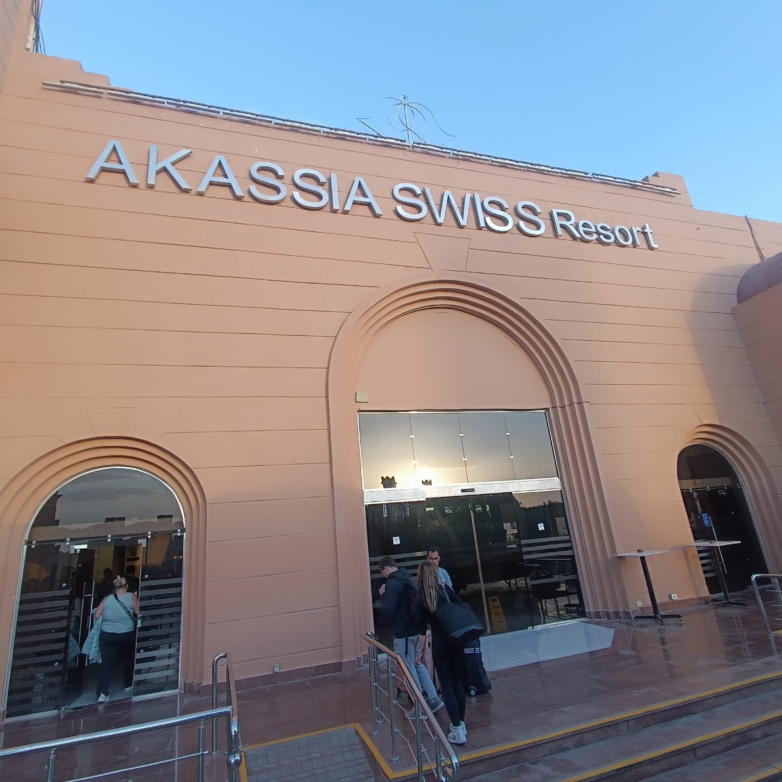 Hotel Akassia Swiss Eingang – Privattransfer Flughafen zum Hotel Akassias Swiss Eingang vom Hotel Akassia Swiss beim Privattransfer Flughafen zum Hotel Akassias Swiss