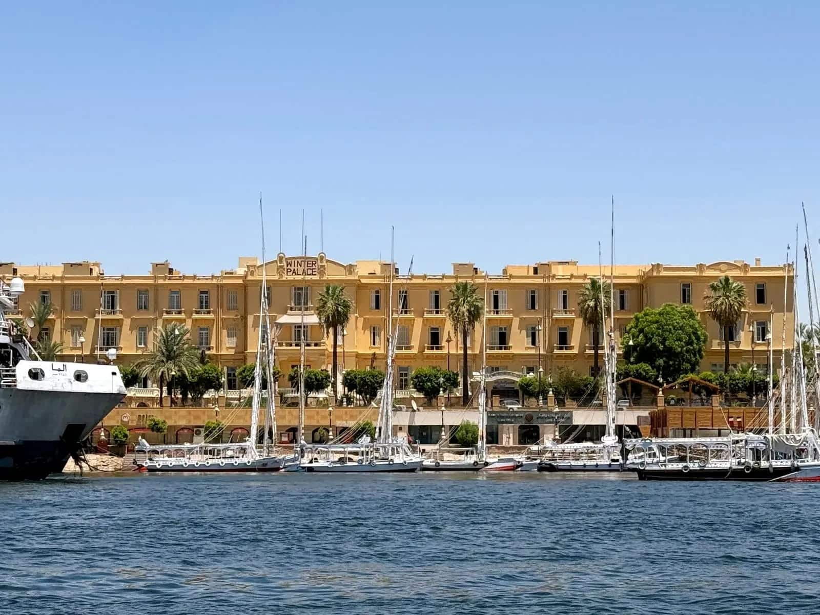 2 Tagesausflug von Hurghada nach Luxor – Karnak, Tal der Könige, Medinet Habu & deutschsprachiger Ägyptologe 3 Winter Palace Hotel – Eine der berühmtesten Luxor Sehenswürdigkeiten am Ufer des Nils während Ihres privaten Luxor-Ausflugs.