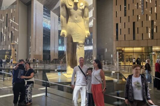 Touristen im großen ägyptischen Museum GME beim privater Ausflug von Safaga nach Kairo