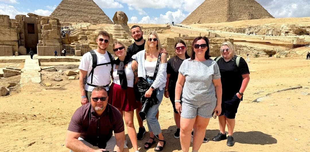 Ausflüge Hurghada – private Touren auf Deutsch 1 Unsere Gäste bei den Pyramiden von Gizeh durch Ausflüge Hurghada nach Kairo auf deutsch