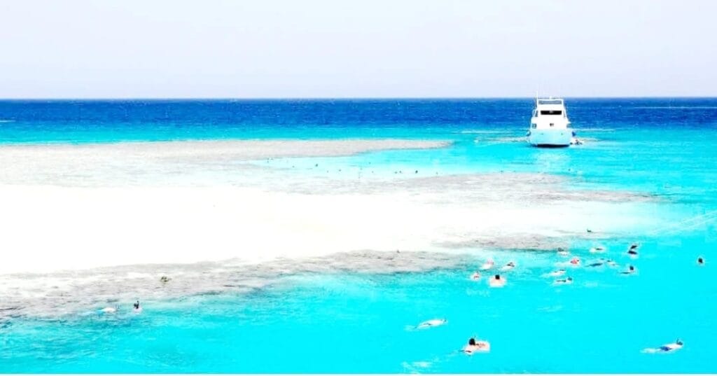 Hier sieht man die Landschaft von Hamata Insel Marsa Alam bei einem Schnorchelausflug mit dem Boot