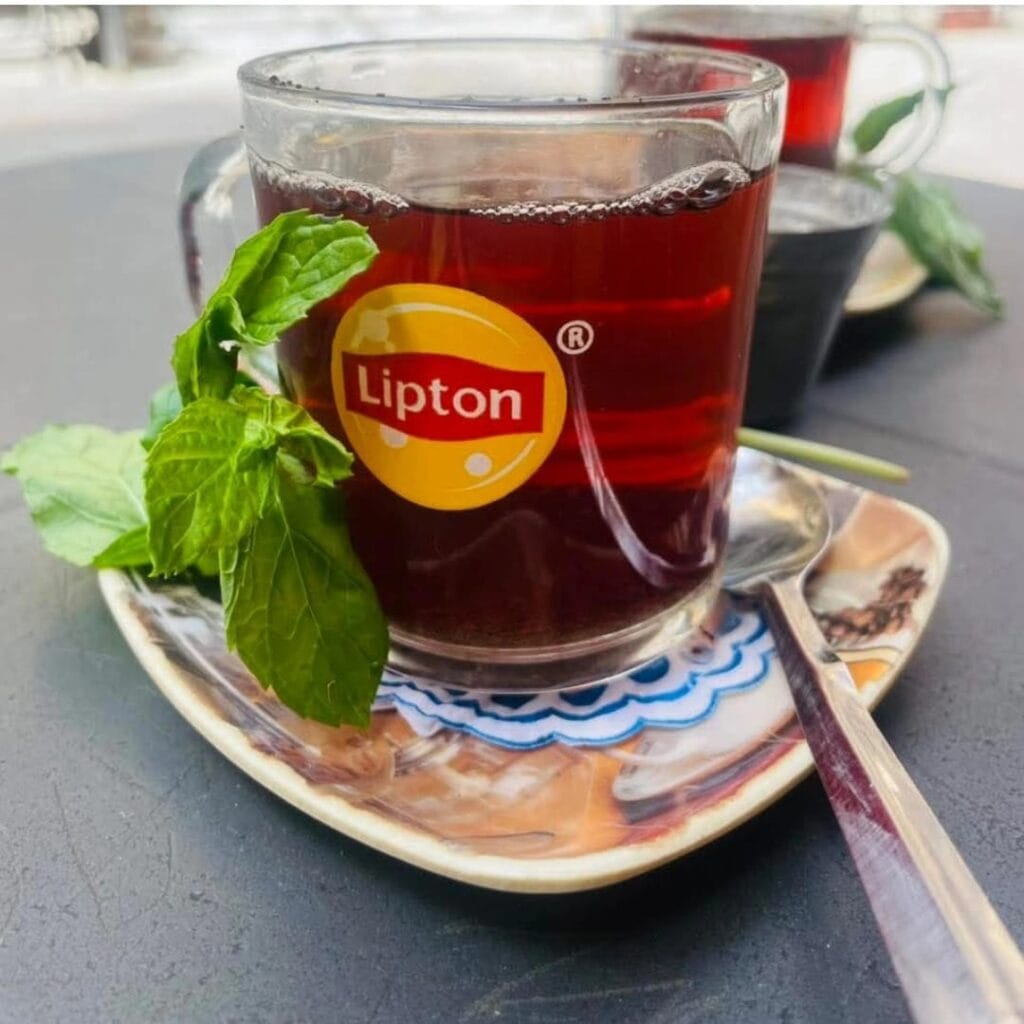 Tee aus Ägypten: 5 beliebte Sorten und echte Geheimtipps 2 „Heiß servierter ägyptischer Minztee in einer Tasse – die beste Art, den Tee zu genießen, ist kochend heiß, damit sich das volle Aroma der frischen Minze optimal entfaltet.“