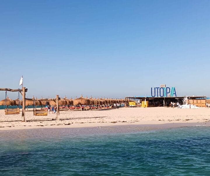 Utopia Insel Ägypten mit türkisblauem Wasser, weißen Sandstränden und Korallenriffen im Roten Meer – perfekter Schnorchel- und Badeausflug