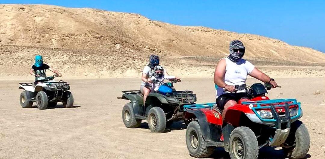 Unser Gäste mit dem Quad in der Wüste während einer Tour von El Gouna Ausflüge