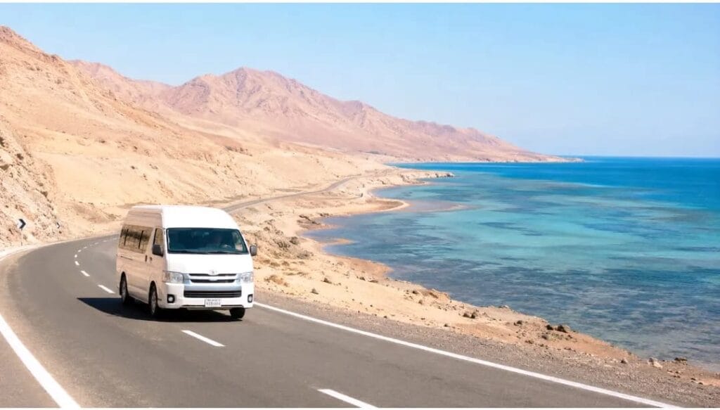 Transfer Hurghada Marsa Alam Entfernung – moderner Toyota-Transfer auf der Küstenstraße zwischen Hurghada und Marsa Alam
