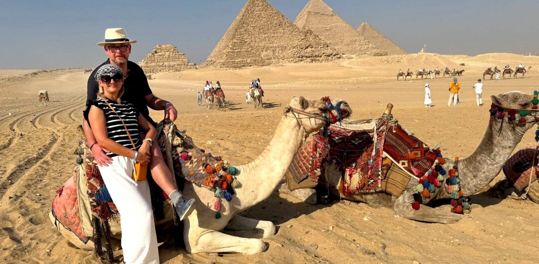 Unsere Gäste sind durch Marsa Alam Ausflüge deutsch sehr glücklich bei den Pyramiden von Gizeh