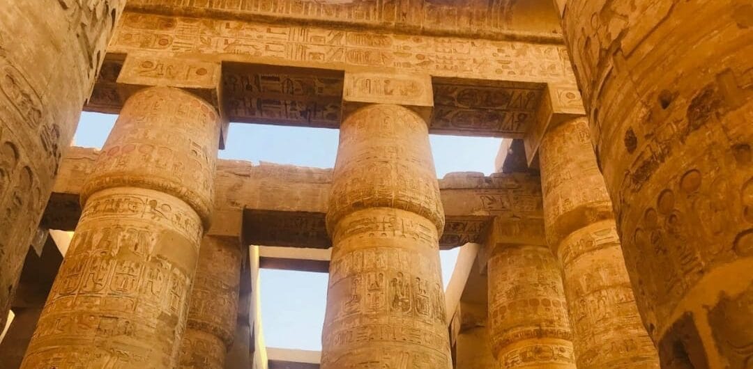 Die besten Ausflüge Makadi Bay auf deutsch 1 Tempel von Karnak in Luxor bei Sonnenlicht – bei Ausflüge Makadi Bay mit Besuch des Karnak Tempels