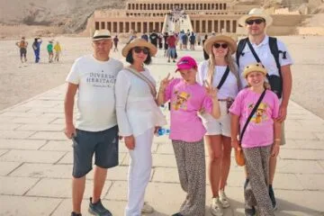 Privater Ausflug von El Quseir nach Luxor Tal der Könige 13 Familie vor dem Hatschepsut-Tempel während eines privaten Luxor Ausflug ab El Quseir