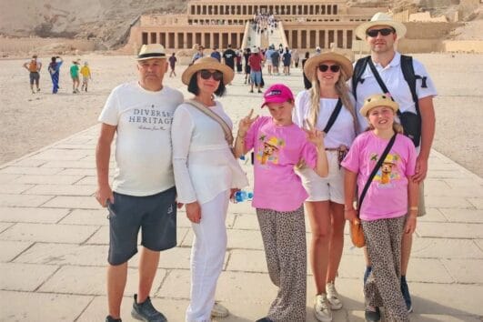 Familie vor dem Hatschepsut-Tempel während eines privaten Luxor Ausflug ab El Quseir