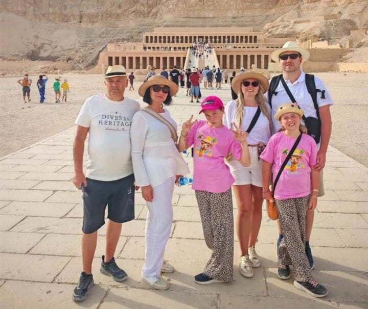 Familie vor dem Hatschepsut-Tempel während eines privaten Luxor Ausflug ab El Quseir