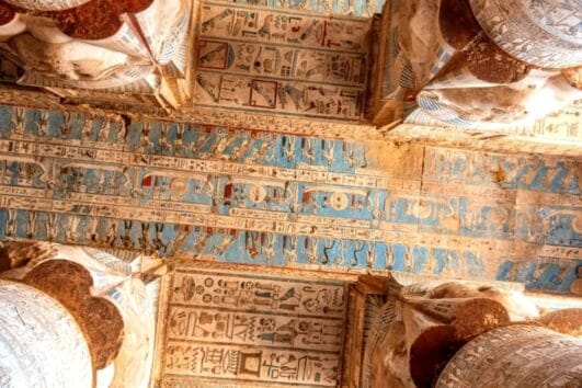 Beeindruckende Deckenmalerei und Säulen im Dendera Tempel während einer Kulturreise in Oberägypten während durch Ausflug Marsa Alam Dendera Tempel und Abydos Tempel