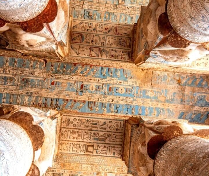 Beeindruckende Deckenmalerei und Säulen im Dendera Tempel während einer Kulturreise in Oberägypten während durch Ausflug Marsa Alam Dendera Tempel und Abydos Tempel
