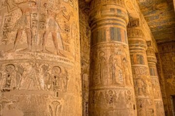 Medinet Habu Tempel Luxor Besuch im Rahmen der Zwei Tagesausflug nach Luxor ab El Quseir mit Hotel – gut erhaltene Farben und Reliefs im Tempel von Ramses III