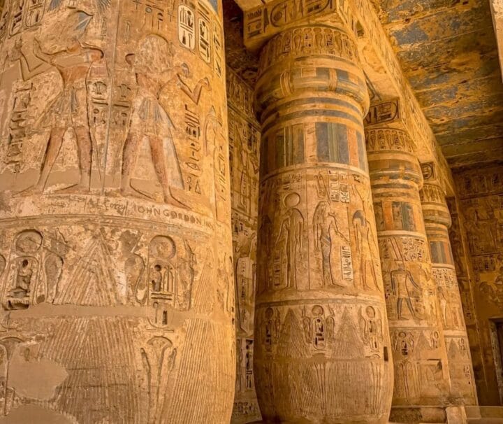 Medinet Habu Tempel Luxor Besuch im Rahmen der Zwei Tagesausflug nach Luxor ab El Quseir mit Hotel – gut erhaltene Farben und Reliefs im Tempel von Ramses III