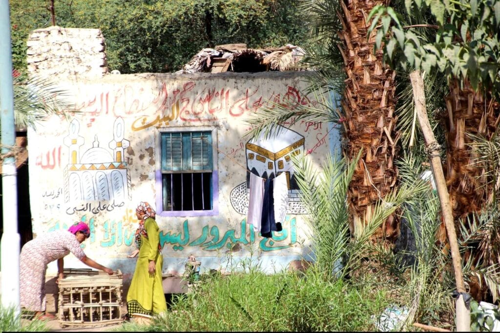 10 Geheimtipps in Luxor – Die schönsten Insider-Tipps für deutsche Urlauber 2 Hier sieht man eine ägyptische Frau ,die das Broot für ihre Famile fertig macht.Der Besuch eines Dorfes in Luxor ist ein großer Geheimtipp