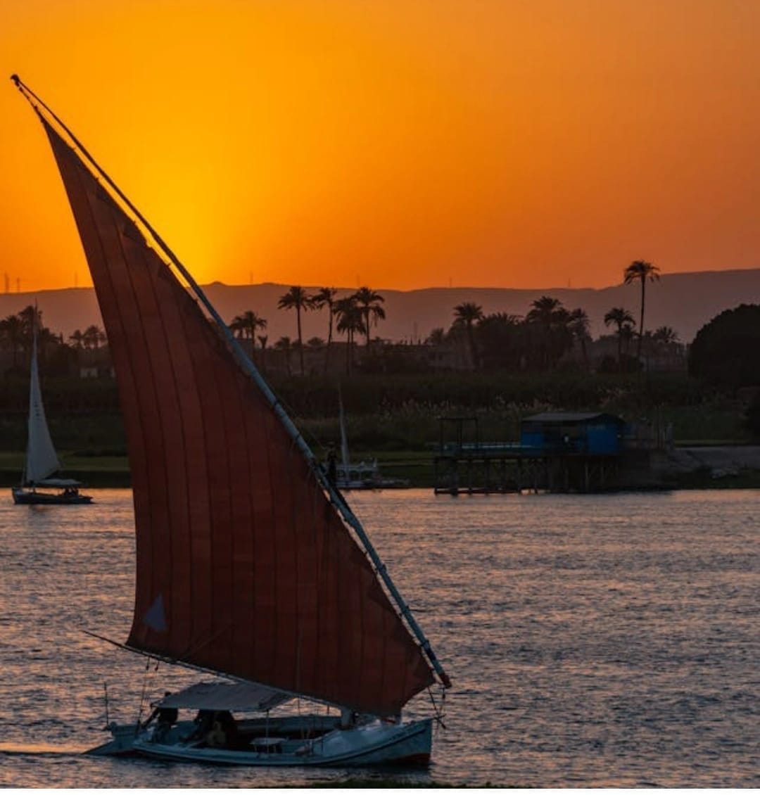 10 Geheimtipps in Luxor – Die schönsten Insider-Tipps für deutsche Urlauber 1 Welche Geheimtipps gibt es in Luxor? Felukenfahrt bei Sonnenuntergang auf dem Nil in Luxor mit romantischer Atmosphäre und goldenem Licht