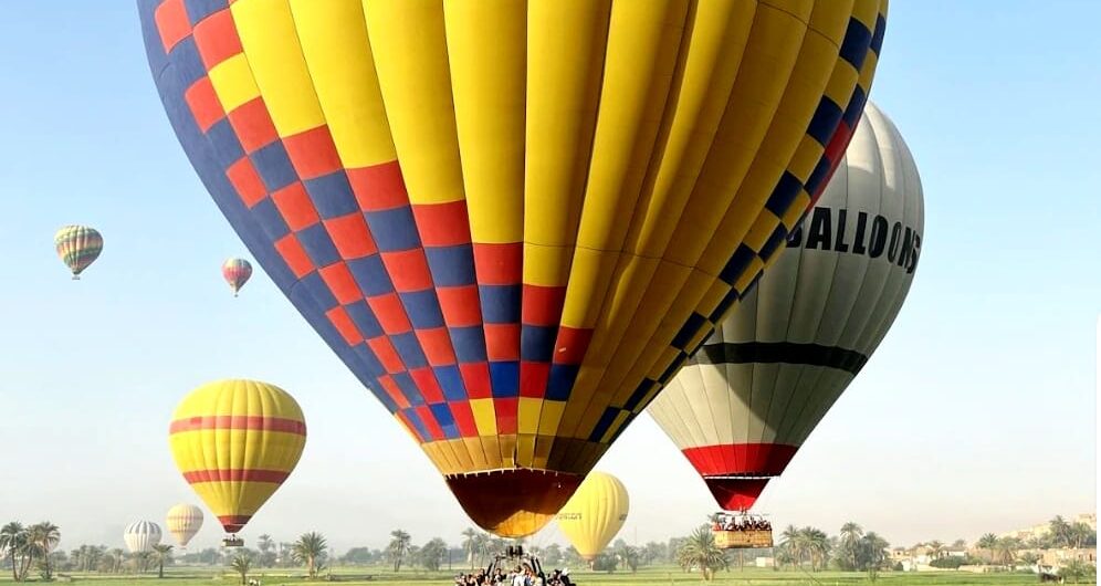 Heißluftballon in Luxor – Erfahrungen, Sicherheit & Anreise und Unfall 2026 2 Ein Foto von Heißluftballon in Luxor.Durch die Fahrt mit dem Heißluftballon sieht der Tourist die Meisten Sehenswürdigkeiten von Luxor in einer kurzen Zeit.