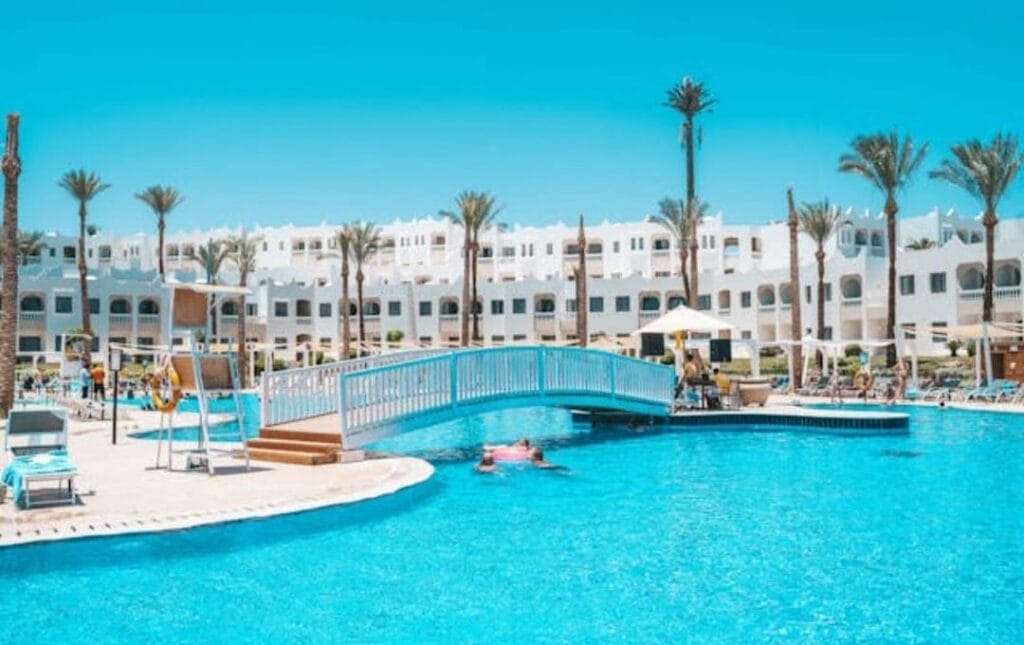 Swimmingpool in einem Hotel in Sharm El Sheikh im Dezember bei sonnigem Wetter und angenehmen Temperaturen

