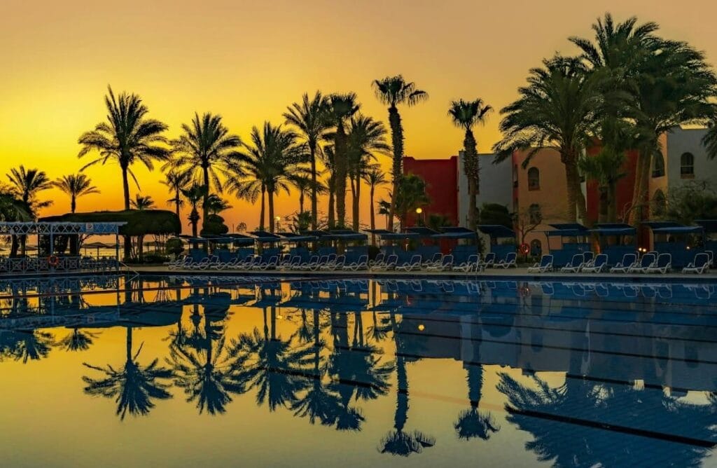 Sonnenuntergang über einem Hotel in Hurghada im Dezember mit warmem Wetter und Blick auf das Rote Meer
