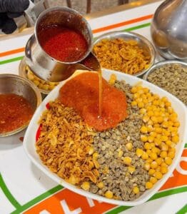 10 Geheimtipps in Luxor – Die schönsten Insider-Tipps für deutsche Urlauber 3 Koshari ist ein typisches ägyptisches Gericht aus Reis, Nudeln, Linsen, Kichererbsen, gebratener Zwiebel und einer würzigen Tomatensoße mit etwas Essig – 10 Geheimtipps in Luxor