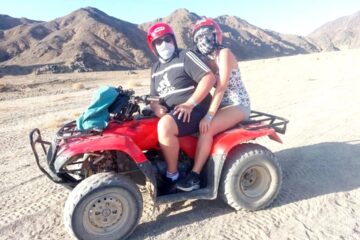 Private Quad Safari Sharm El Sheikh – 2 Stunden Abenteuer in der Wüste 25 Private Quad Safari Sharm El Sheikh mit Gästen von Marsa Alam Reisen während der Fahrt durch die Sinai-Wüste