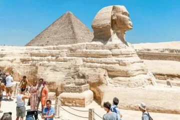 Privater Kairo Ausflug ab El Quseir mit Flug und deutschsprachigem Ägyptologen 11 Privater Kairo Ausflug ab El Quseir mit Flug – Besuch der Sphinx von Gizeh mit deutschsprachigem Guide und Touristen am berühmten Wahrzeichen Ägyptens