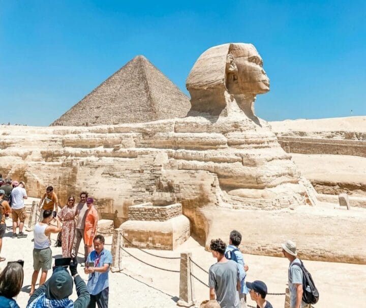 Privater Kairo Ausflug ab El Quseir mit Flug – Besuch der Sphinx von Gizeh mit deutschsprachigem Guide und Touristen am berühmten Wahrzeichen Ägyptens