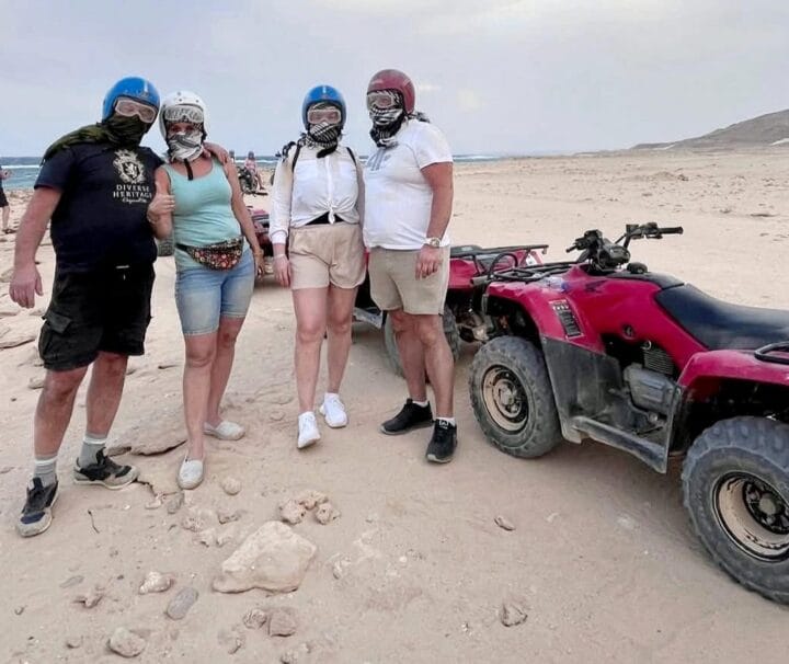 Familie genießt einen Quad Ausflug ab El Quseir durch die Wüste mit Blick auf das Rote Meer in Ägypten