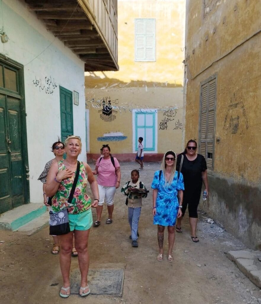 Touristen erkunden die historische Altstadt von El Quseir – authentische El Quseir Erfahrungen