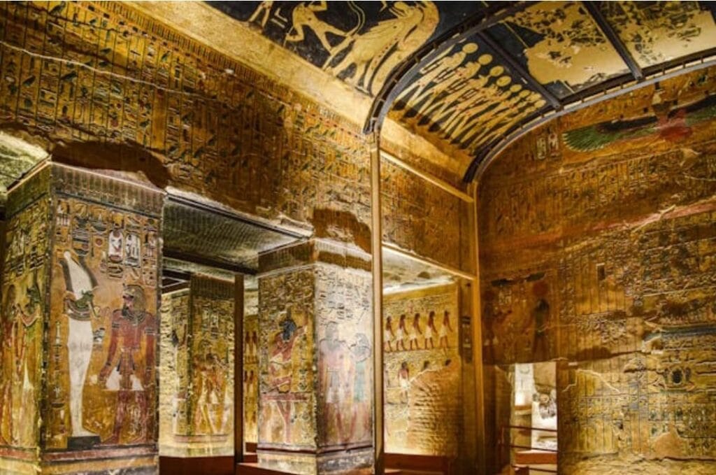 Beste Tipps für Ägypten Ausflüge vorher buchen oder vor Ort 2 Innenaufnahme eines Grabes im Tal der Könige in Luxor während eines Ausflugs von Hurghada nach Luxor – Teil einer Ägypten Ausflug Tour