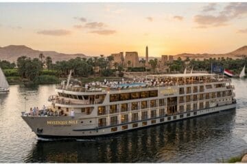 Luxuriöses 5-Sterne Nilkreuzfahrtschiff auf dem Nil vor dem Luxor-Tempel bei Sonnenuntergang – 5 Tage Nilkreuzfahrt ab Marsa Alam.