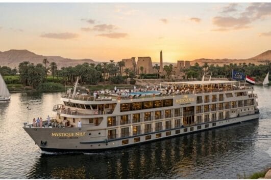 Luxuriöses 5-Sterne Nilkreuzfahrtschiff auf dem Nil vor dem Luxor-Tempel bei Sonnenuntergang – 5 Tage Nilkreuzfahrt ab Marsa Alam.