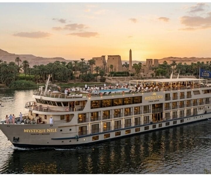 Luxuriöses 5-Sterne Nilkreuzfahrtschiff auf dem Nil vor dem Luxor-Tempel bei Sonnenuntergang – 5 Tage Nilkreuzfahrt ab Marsa Alam.