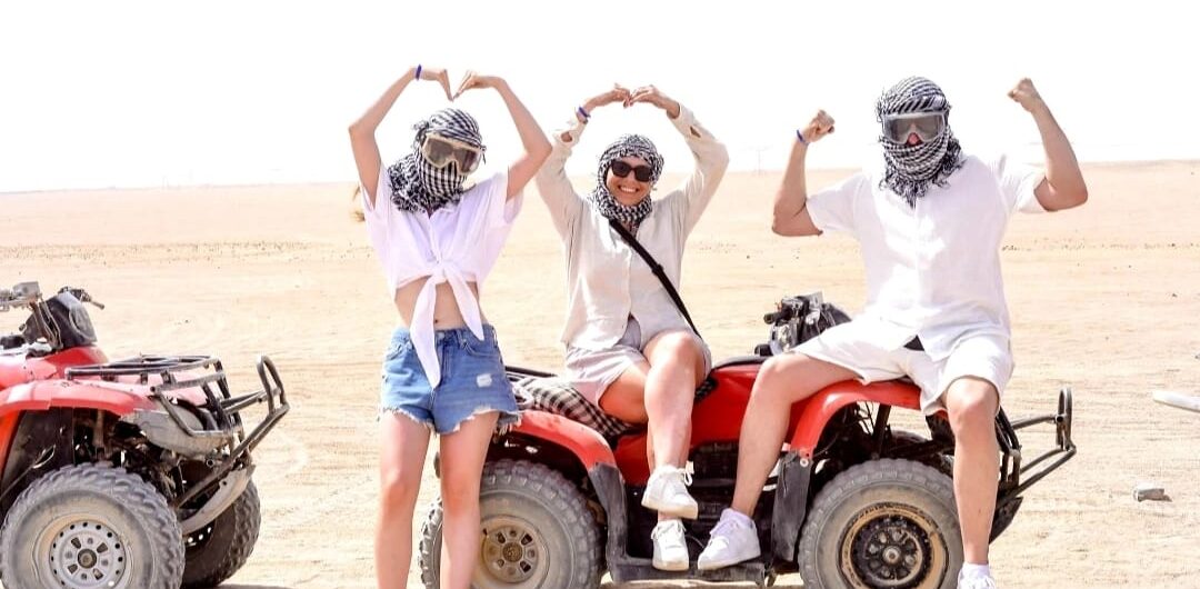Zufriedene Gäste während der Wüstentouren in Marsa Alam mit Quad und Jeep in der Eastern Desert in Ägypten.