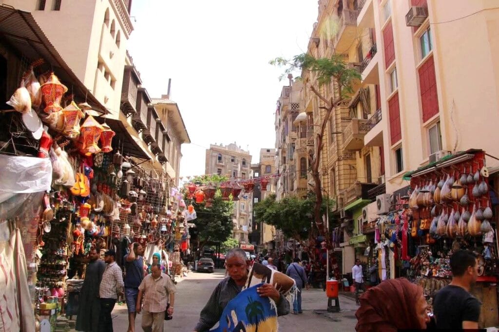 Eine historische, lebendige Gasse in der Altstadt von Kairo im islamischen Viertel bei einem Makadi Bay Ausflüge nach Kairo Kultur-Tagesausflug.