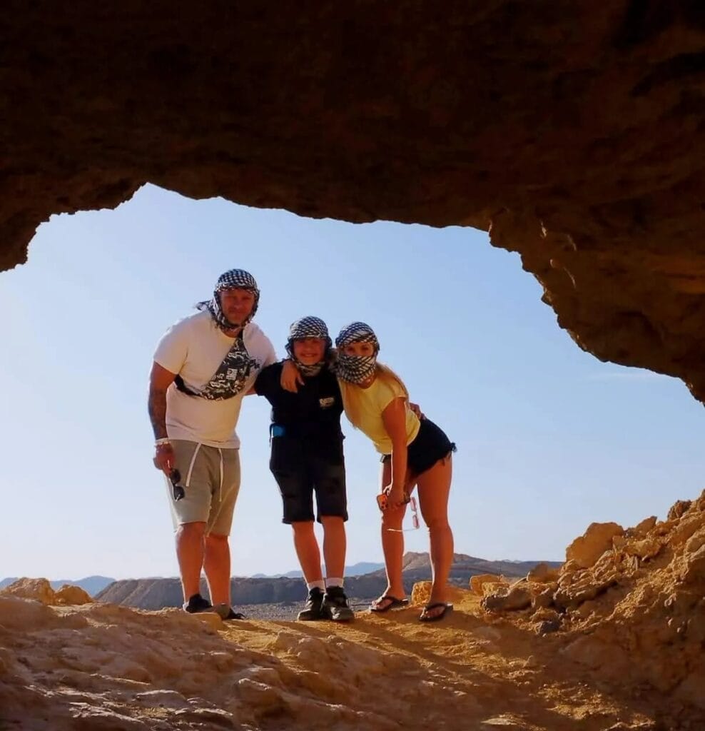 Eine Familie ist auf dem Foto beim Quad Ausflug mit Sonnenuntergang