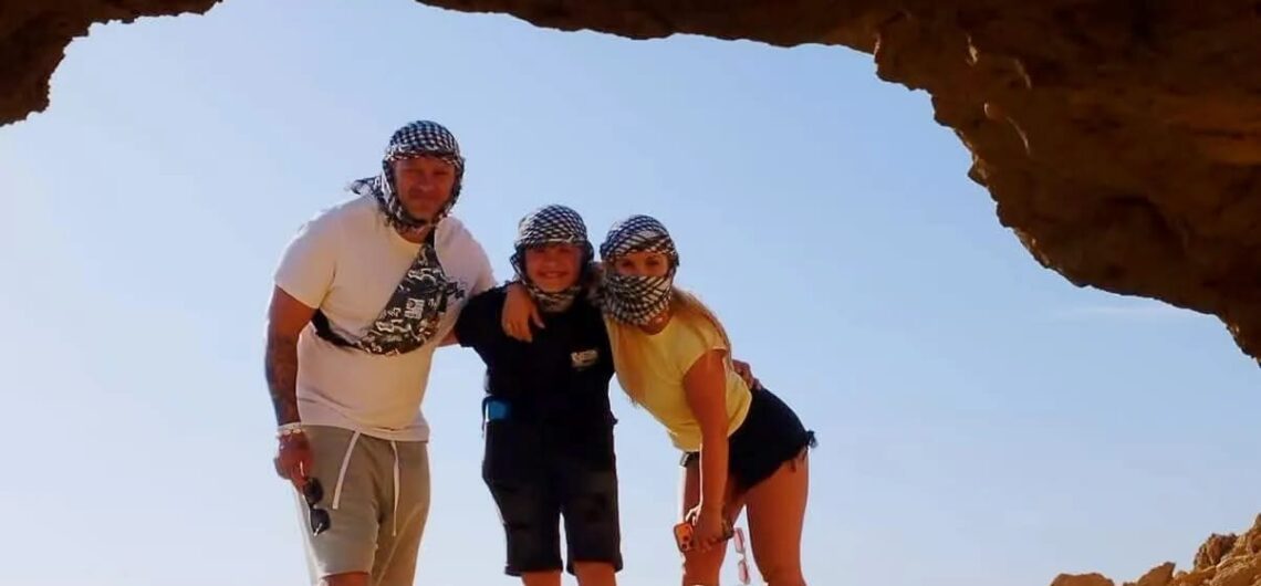 Familie mit Kind bei einer Wüstensafari – eine der besten möglichen Aktivitäten in Marsa Alam für Familien mit Kindern.