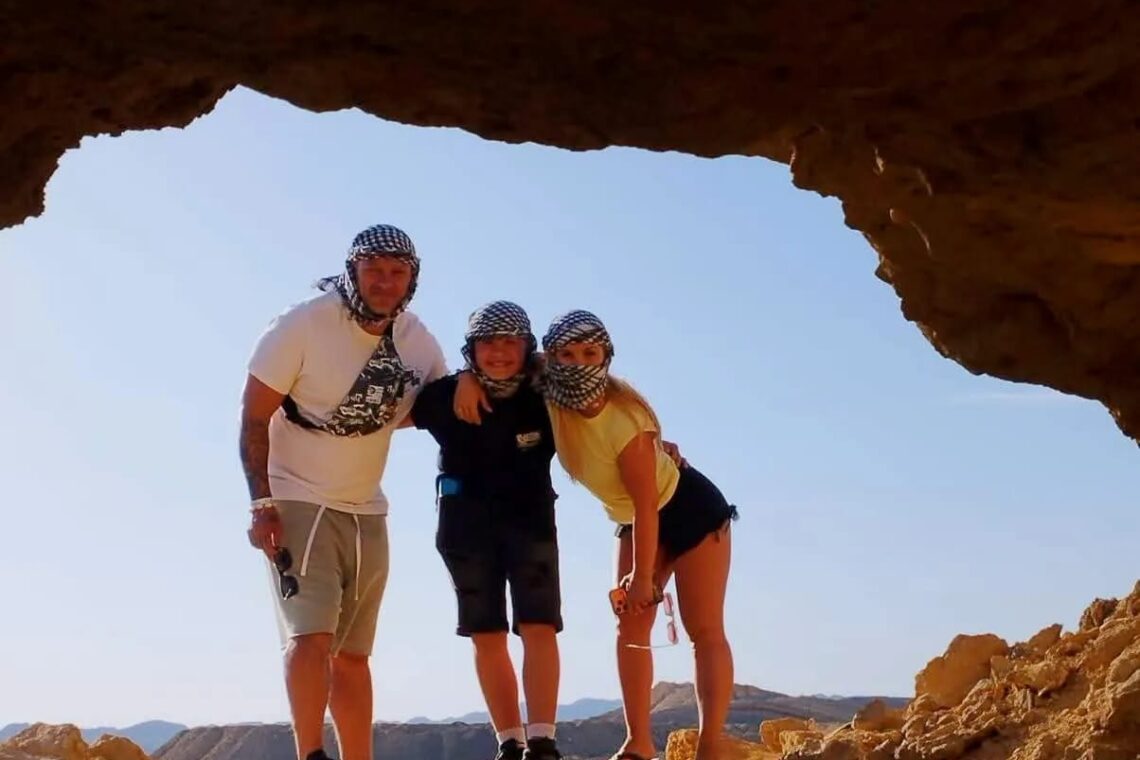 Mögliche Aktivitäten in Marsa Alam für Familien mit Kindern 29 Familie mit Kind bei einer Wüstensafari – eine der besten möglichen Aktivitäten in Marsa Alam für Familien mit Kindern.