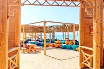 Orange Bay ab Makadi Bay mit Liegen am Strand in Hurghada.